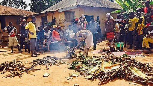 Africanos fazem ritual de exorcismo para se livrar da 'maldição' do Ebola - AP Africanos fazem ritual de exorcismo para se livrar da 'maldição' do Ebola - AP