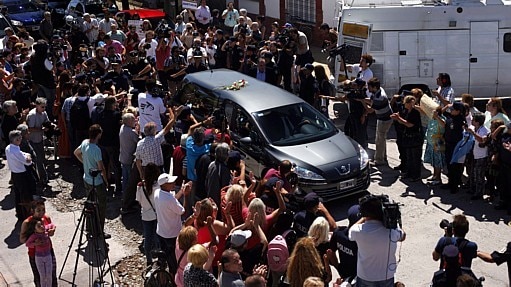 Argentinos acompanham cortejo até enterro de Nisman - Martin Acosta / Reuters Argentinos acompanham cortejo até enterro de Nisman - Martin Acosta / Reuters