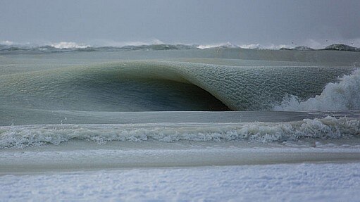 Fotógrafo registra ondas congeladas em ilha dos Estados Unidos - Jonathan Nimerfroh Fotógrafo registra ondas congeladas em ilha dos Estados Unidos - Jonathan Nimerfroh