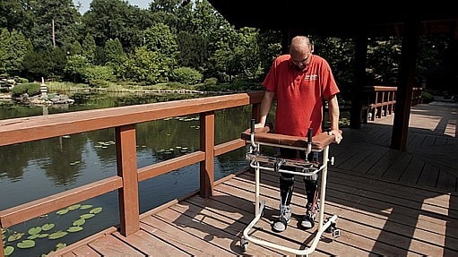 Paciente com paralisia volta a andar após cirurgia inédita - AFP