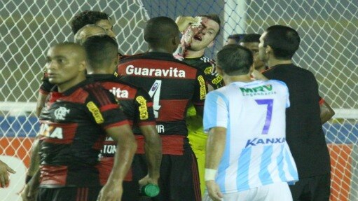 Paulo Victor deixou o jogo com um corte profundo no rosto - Gilvan de Souza/Flamengo Paulo Victor deixou o jogo com um corte profundo no rosto - Gilvan de Souza/Flamengo
