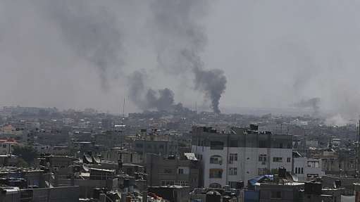 Fumaça é vista em Rafah após cessar-fogo ser interrompido - Ibraheem Abu Mustafa/Reuters Fumaça é vista em Rafah após cessar-fogo ser interrompido - Ibraheem Abu Mustafa/Reuters