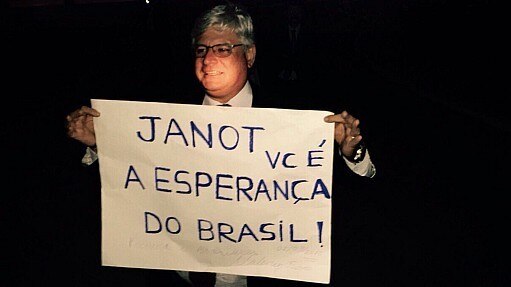 Em Brasília, Janot segura cartaz do movimento VemPraRua - Vem pra Rua/Divulgação Em Brasília, Janot segura cartaz do movimento VemPraRua - Vem pra Rua/Divulgação