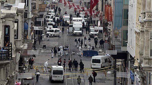 Especialistas examinam área de atentado no centro comercial de Istambul - REUTERS/Ismail Coskun