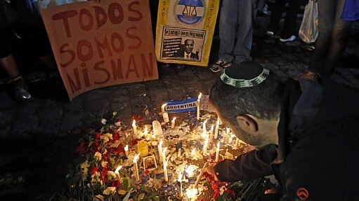 Argentinos colocam velas e cartazes 'todos somos Nisman' em velório de promotor - Enrique Marcarian / Reuters Argentinos colocam velas e cartazes 'todos somos Nisman' em velório de promotor - Enrique Marcarian / Reuters