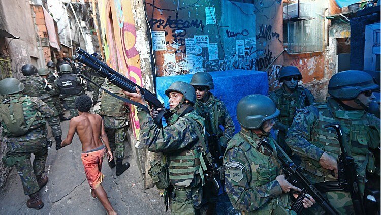Integrantes das Forças Armadas cercam a favela da Rocinha - Foto: Wilton Junior/Estadão