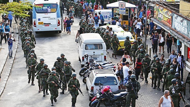 Integrantes das Forças Armadas chegam à Rocinha - Foto: Wilton Junior/Estadão