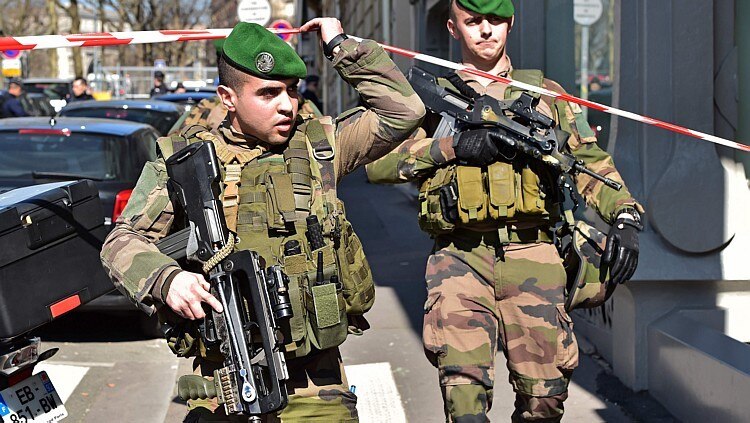 Policiais chegam ao local onde fica o escritório do FMI - Christophe Archambault/AFP