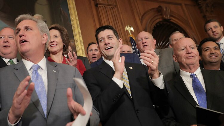 Líder da maioria na Casa, Kevin McCarthy, aplaude colegas republicanos após aprovação do projeto - Foto: Chip Somodevilla/Getty  Images/AFP