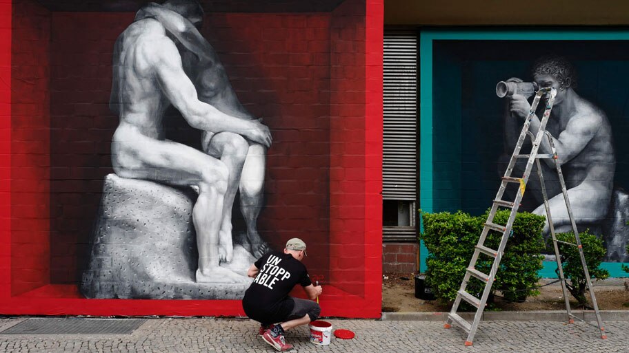  - O artista sueco Andreas Englund assina um de seus murais no Urban Nation Museum, em Berlim. Foto: John Macdougall / AFP