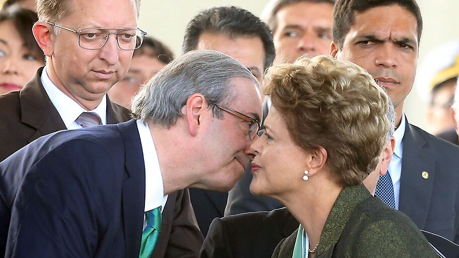 André Dusek/Estadão - Presidente Dilma beija o presidente da Câmara Eduardo Cunha durante evento em Brasília. Foto:André Dusek/Estadão