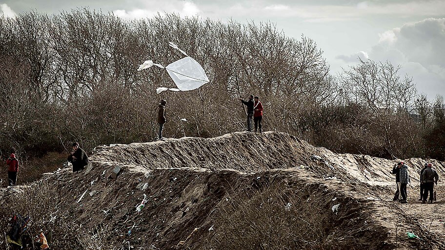  -  Refugiado solta pipa no acampamento "Selva" em Calais, norte da Fran&ccedil;a. Foto Philippe Huguen / AFP  