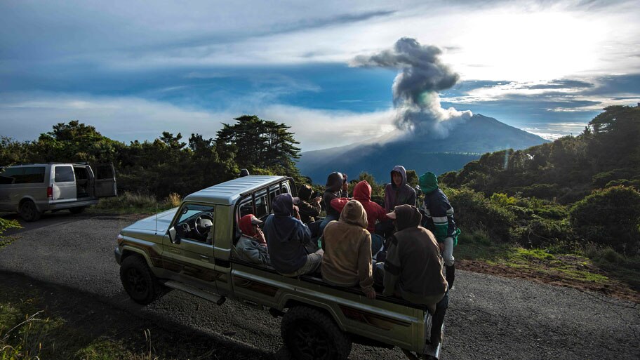  - Agricultores observam o vulc&atilde;o que entrou em erup&ccedil;&atilde;o, em Cartago, na Costa Rica. Foto: Ezequiel Becerra / AFP