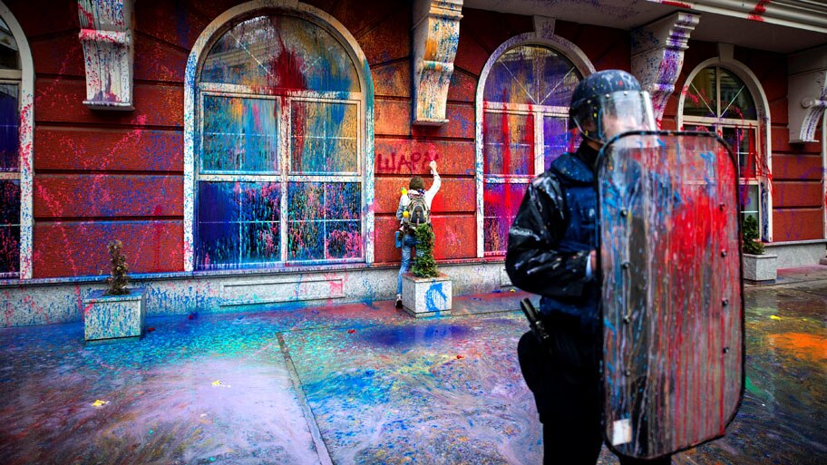  - Manifestante grafita a fachada do edif&iacute;cio do Minist&eacute;rio da Justi&ccedil;a, durante um protesto anti-governo, na Esc&oacute;pia, capital da Maced&ocirc;nia. Foto: Robert Atanasovski / AFP