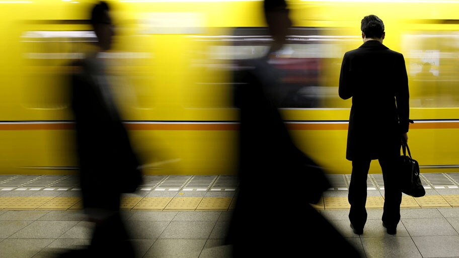  - Homem usa seu telefone celular enquanto aguarda por um trem no metr&ocirc; de T&oacute;quio, no Jap&atilde;o. Foto: Yuya Shino / Reuters
