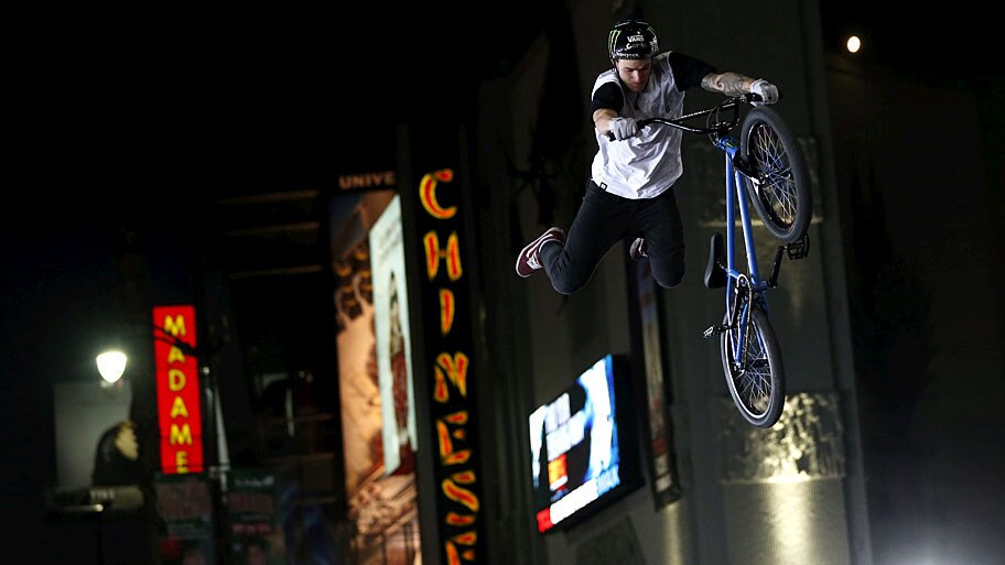  - Ciclista participa de evento de promo&ccedil;&atilde;o do filme, em Hollywood, na Calif&oacute;rnia. Foto: Mario Anzuoni / Reuters