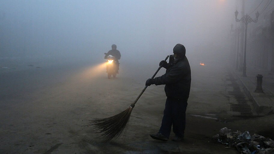  - Indiano varre uma rua de Srinagar, na manhã de hoje. Foto: Danish Ismail / Reuters