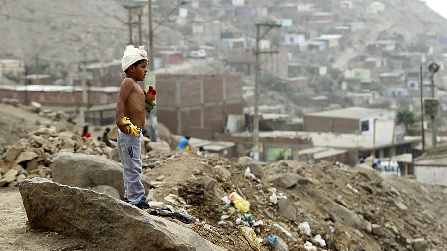  - Menino exibe seus brinquedos durante a celebra&ccedil;&atilde;o do Natal, na periferia de Lima, no Peru. Foto: Janine Costa / Reuters