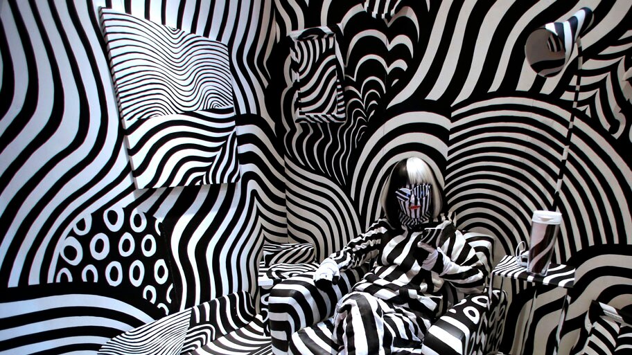  - Modelo posa em uma instala&ccedil;&atilde;o do artista Shigeki Matsuyama, numa feira de moda e design em T&oacute;quio. Foto: Shuji Kajiyama / AP