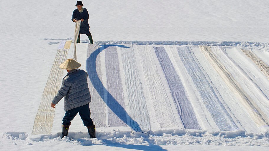  - Masao Koto e sua mulher colocam tecidos sobre a neve em Niigata, no Jap&atilde;o. A t&eacute;cnica de limpeza na neve &eacute; considerada patrim&ocirc;nio cultural imaterial da humanidade pela UNESCO. Foto: Everett Kennedy Brown / EFE