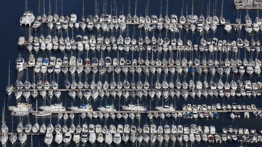  - Vista a&eacute;rea de barcos ancorados no porto da mais antiga cidade francesa. Foto: Jean-Paul Pelissier / Reuters 