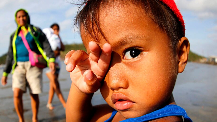  - Filipinos afetados pelo tuf&atilde;o, em Magallanes, ao sul de Manila. Pelo menos quatro pessoas morreram milhares est&atilde;o desabrigadas. Foto: Fancis R. Malasig / EFE