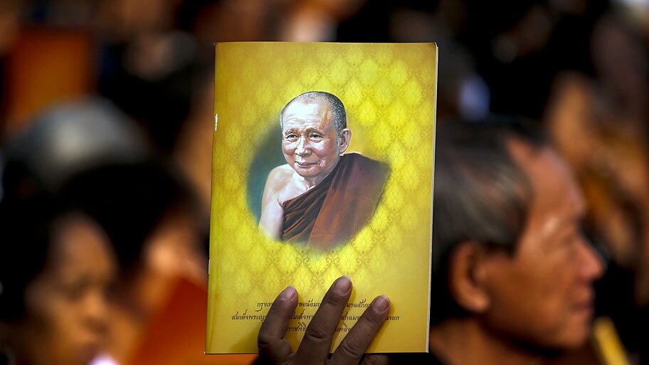  - Homem leva uma imagem de Patriarca Supremo da Tail&acirc;ndia, durante uma cerim&ocirc;nia de crema&ccedil;&atilde;o em Bangcok. Foto: Athit Perawongmetha / Reuters