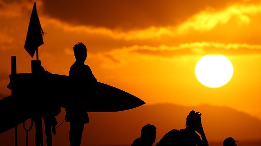  - Surfistas e banhistas apreciam o por do sol, na praia de Sunset, no Hava&iacute;. Foto: M&aacute;rcio Fernandes / Estad&atilde;o