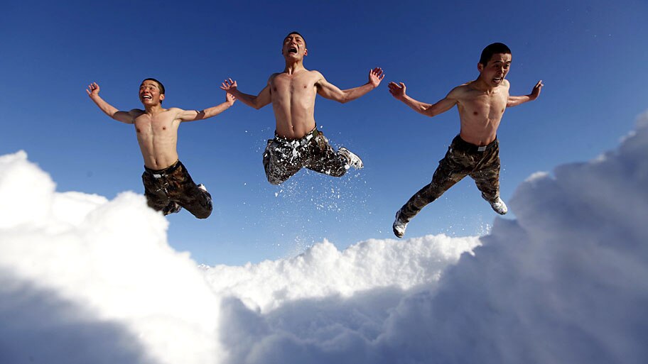  - Soldados do Ex&eacute;rcito de Liberta&ccedil;&atilde;o Popular da China participam de treinamento de inverno, na fronteira com a R&uacute;ssia. Foto: Stringer / Reuters