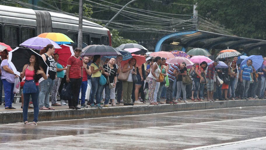  - Ponto de &ocirc;nibus na Av. Ibirapuera lotado em dia de chuva intensa na cidade. Foto: Nilton Fukuda/Estad&atilde;o 