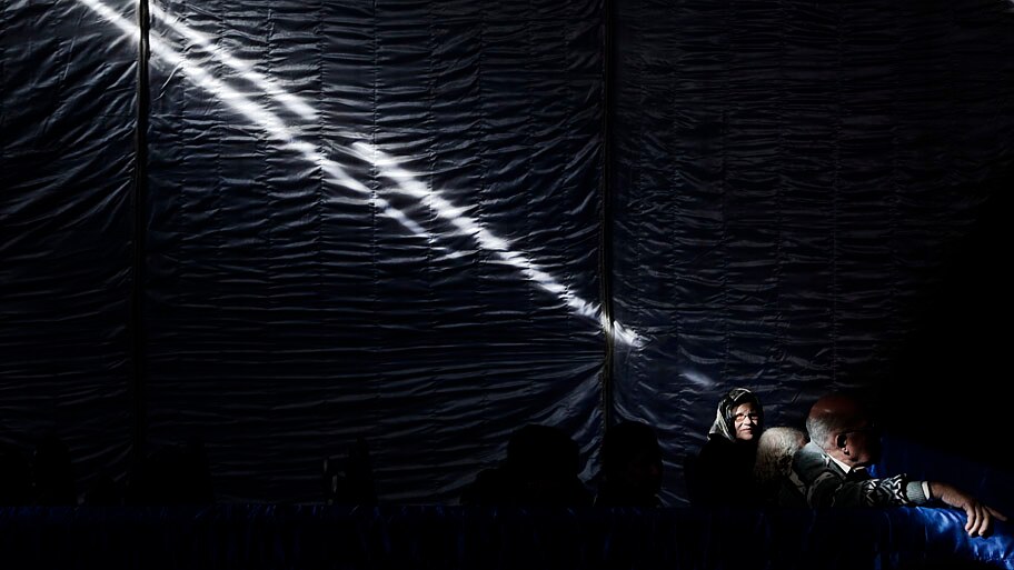  - Homens e mulheres assistem ao funeral do ex-secret&aacute;rio-geral da ONU, na Catedral Copta do Cairo, no Egito. Foto: Nariman El-Mofty / AP