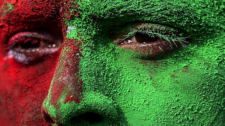 - Com o rosto pintado, homem participa de uma festa que marca o 44&ordm; anivers&aacute;rio do dia da vit&oacute;ria, em Bangladesh. Foto: Munir uz Zaman / AFP