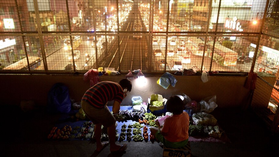  - Comerciante vende seus produtos sobre o viaduto de Manila, na Filipinas. Foto: Noel Celis / AFP