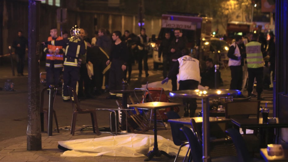 Thibault Camus/AP - Homem abre fogo em restaurante em Paris e mata 18, diz polícia