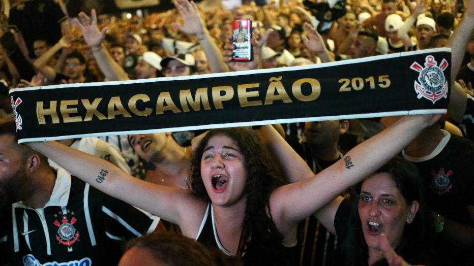 Daniel Teixeira/Estadão - Torcedora comemora o hexacampeonato brasileiro do Corinthians na quadra da Gaviões da Fiel, em São Paulo
