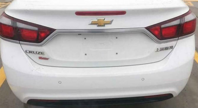 2015-chevy-cruze-spy-shot-03-1.jpg