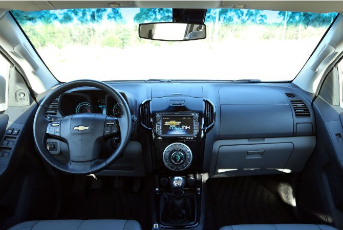 S10xHilux_painel_1_670.jpg