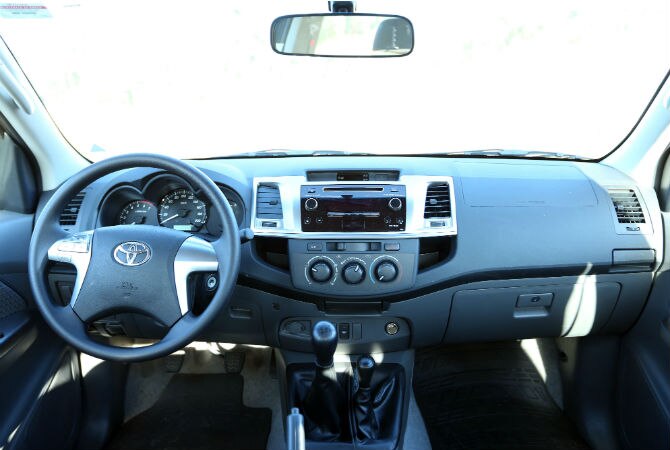 S10xHilux_painel_2_670.jpg