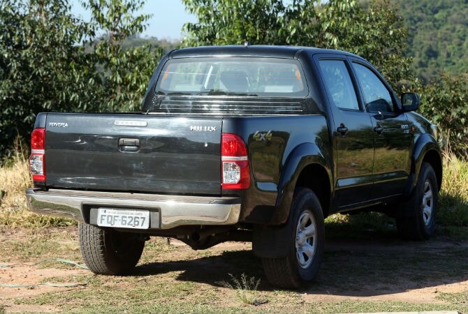 S10xHilux_tras_H_670.jpg