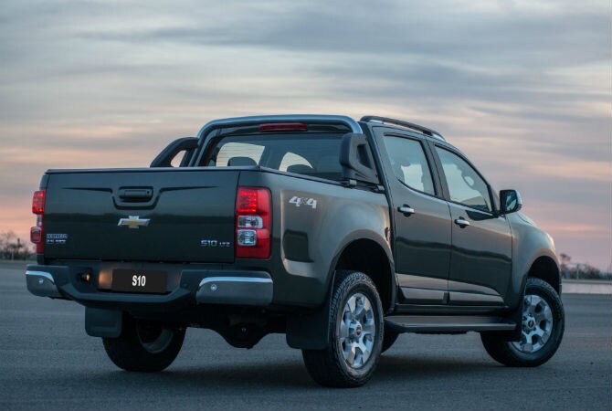 S10xHilux_tras_S_670.jpg
