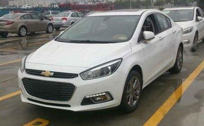 2015-chevy-cruze-spy-shot-02-1.jpg
