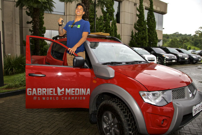 Gabriel Medina, primeiro surfista brasileiro a se tornar campeão mundial, ganha Mitsubishi L200 - Mitsubishi/Divulgação