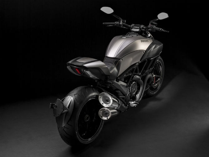 Diavel Titanium é edição limitada com parte da carenagem feita de fibra de carbono - Ducati/Divulgação