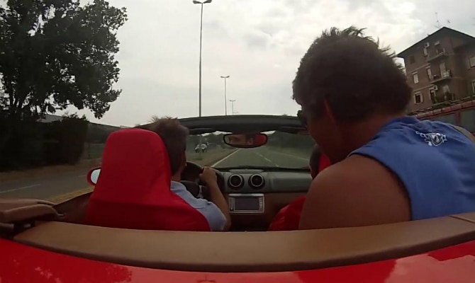 Motorista colocou câmera para filmar a volta com o amigo, mas bateu carro durante o test drive - Reprodução