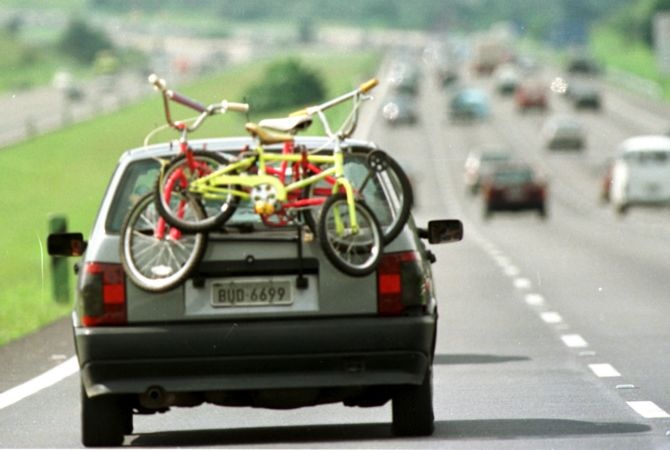 Robson Fernandjes/Estadão A bicicleta não pode tapar as luzes do carro, nem obstruir a visibilidade traseira do motorista