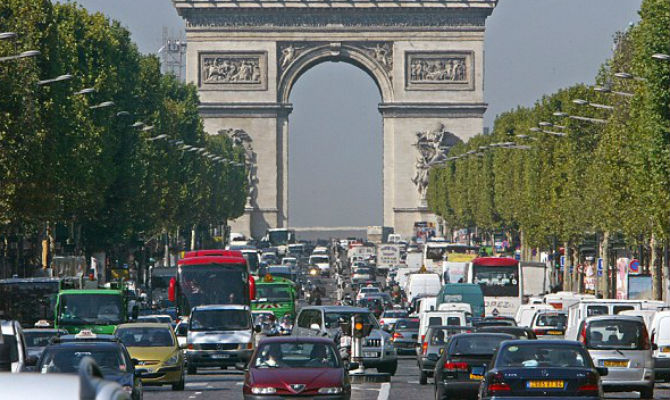 Cenários como a Champs Elysée lotada de carros pode ter fim até 2020 - Divulgação