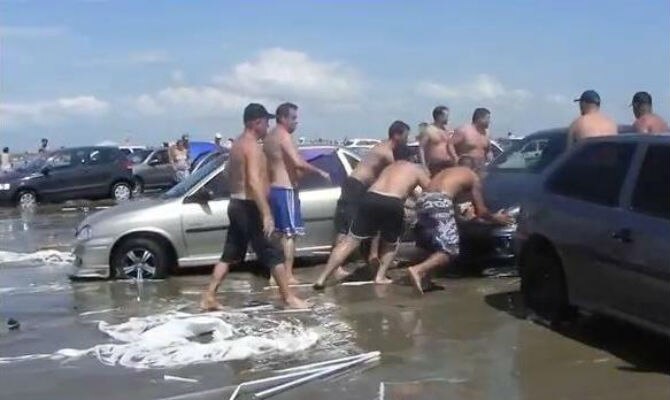 Onda gigante arrasta carros em praia gaúcha - Reprodução Onda gigante arrasta carros em praia gaúcha - Reprodução