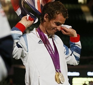 Brit&acirc;nico Andy Murray feliz com suas duas medalhas, de ouro e de prata