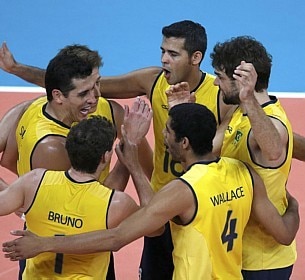 Sele&ccedil;&atilde;o masculina de v&ocirc;lei celebra vit&oacute;ria em cima da Argentina
