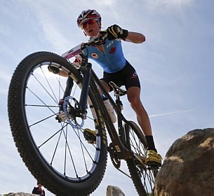 Catharine Pendrel, do Canad&aacute;, compete na prova cross-country do mountain bike 